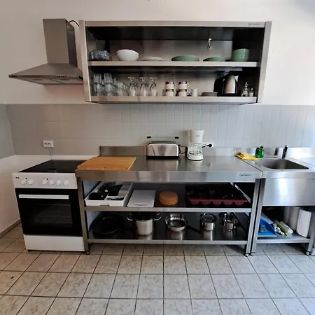 Monteurs Mit 6 Einzelbetten, Kueche, Parkplatz Und Balkon