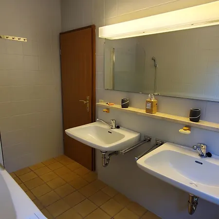 Apartment Monteurs Mit 6 Einzelbetten, Kueche, Parkplatz Und Balkon *